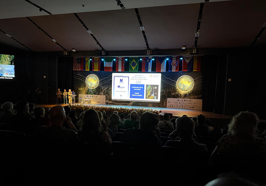 Premio a la obra “Más Significativa sobre Cuevas o Karst” otorgado por la Unión Internacional de Espeleología en el libro HABITANTES DE LA OSCURIDAD